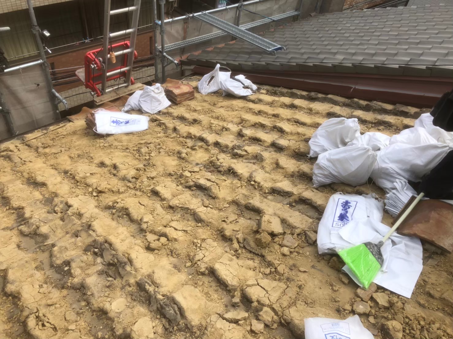 瓦と葺き土が大量